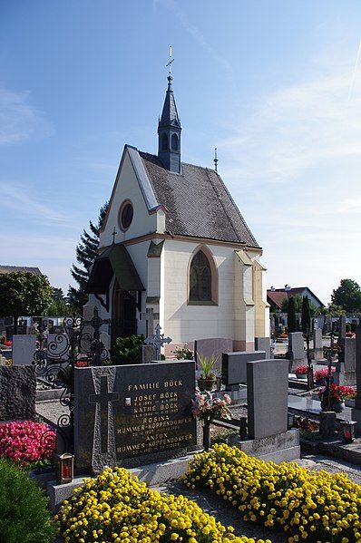 File:Amstetten friedhofskapelle ulmerfeld.JPG