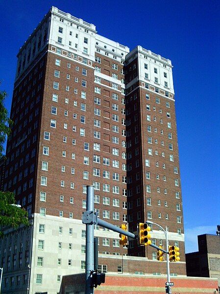 File:FortShelbyDoubletreeDetroitCondotower.jpg