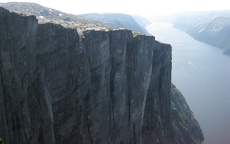 File:Kjerag og Kjeragsfossen.jpg