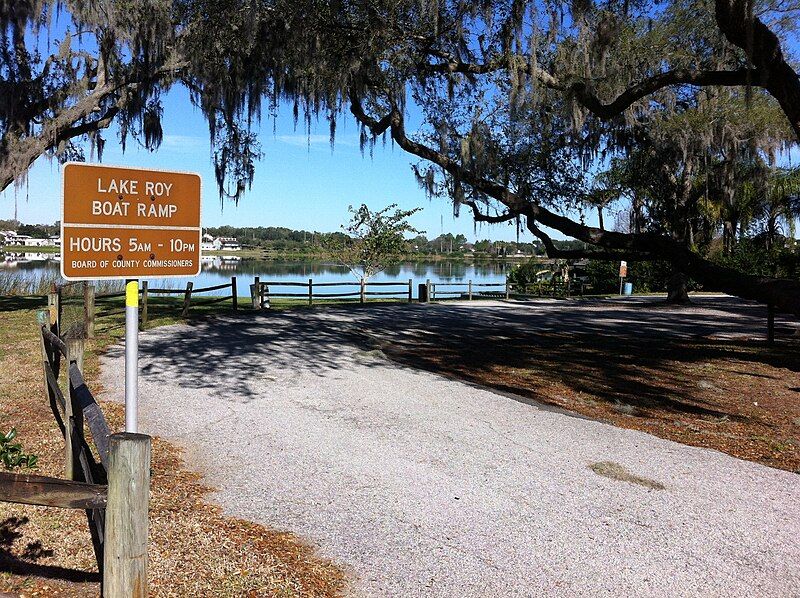 File:Lake Roy Park.JPG