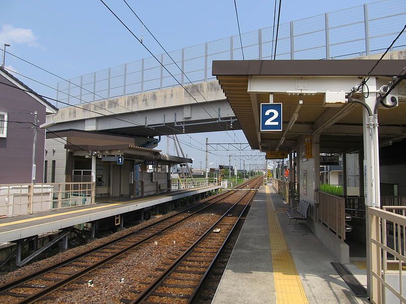 File:MT-Machikata Station-Platform.JPG