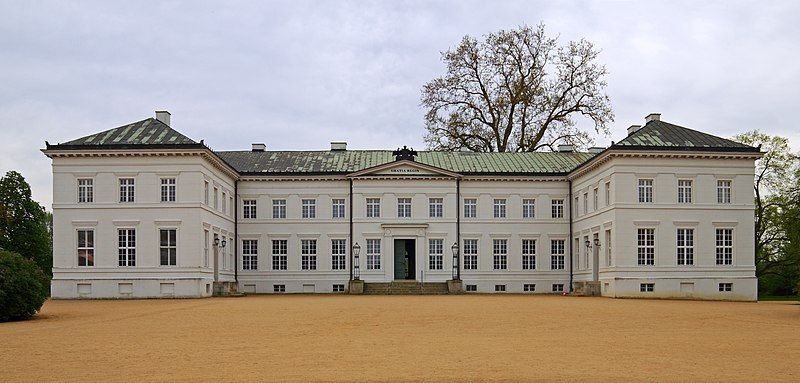 File:Neuhardenberg Castle 04-12.jpg