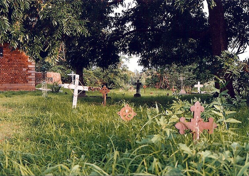 File:Nkhotakota cemetery2.jpg