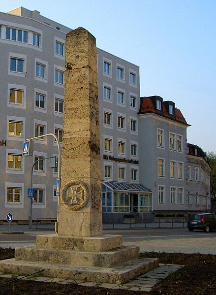 File:Obelisk Oberwiesenfeldkaserne Muenchen.JPG