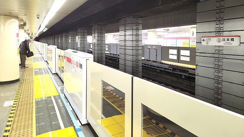 File:Toei-subway-A13-Nihombashi-station-platform-20221224-154626.jpg