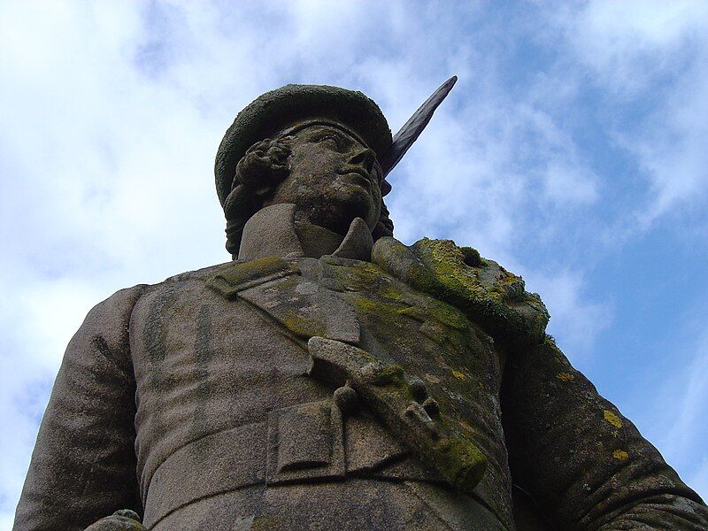 File:UnkownHighlanderStatue.JPG