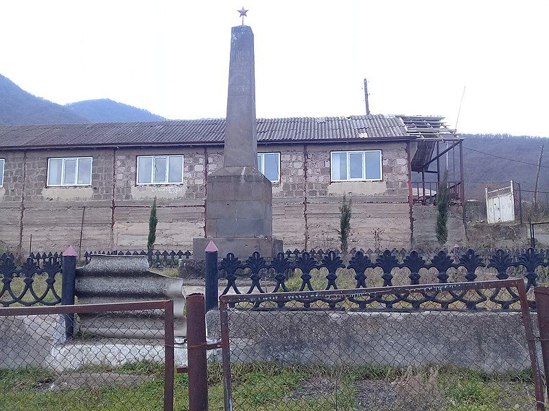 File:ԵԱԶ հուշարձան Սրաշենում.jpg