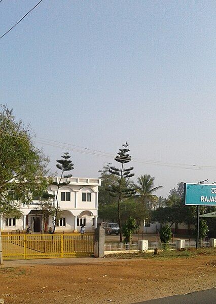 File:Alanahalli Rajasekara Hospital.jpg