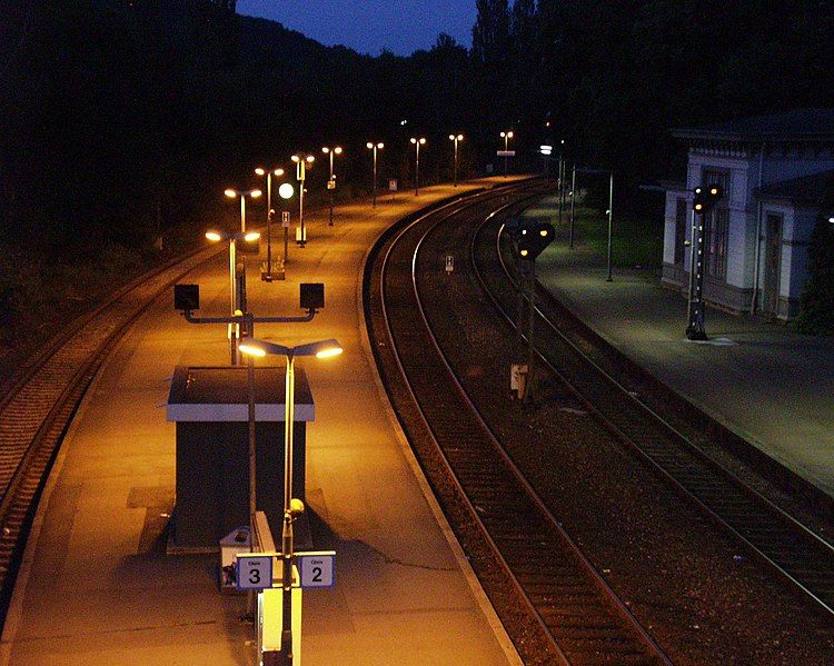 File:Bahnsteig Vienenburg.JPG