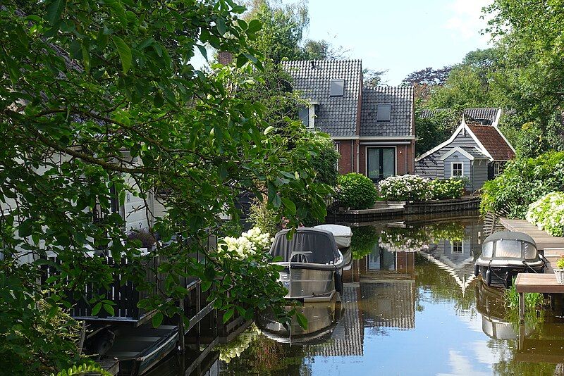 File:Broek-in-waterland-canal-view.jpg