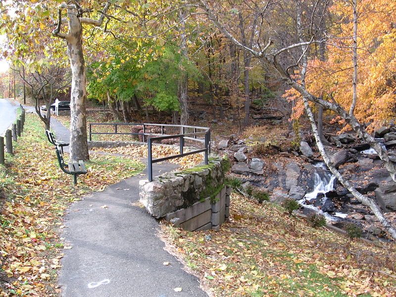 File:DarienCTStonyBrookParkLookingWest11172007.JPG