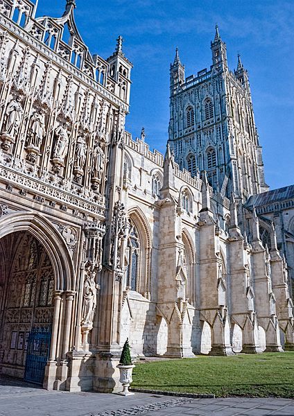 File:Gloucester cathedral (16486892115).jpg