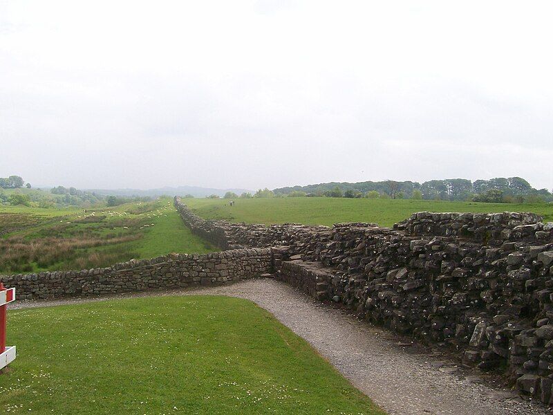 File:HadriansWallNearBirdoswald01.jpg