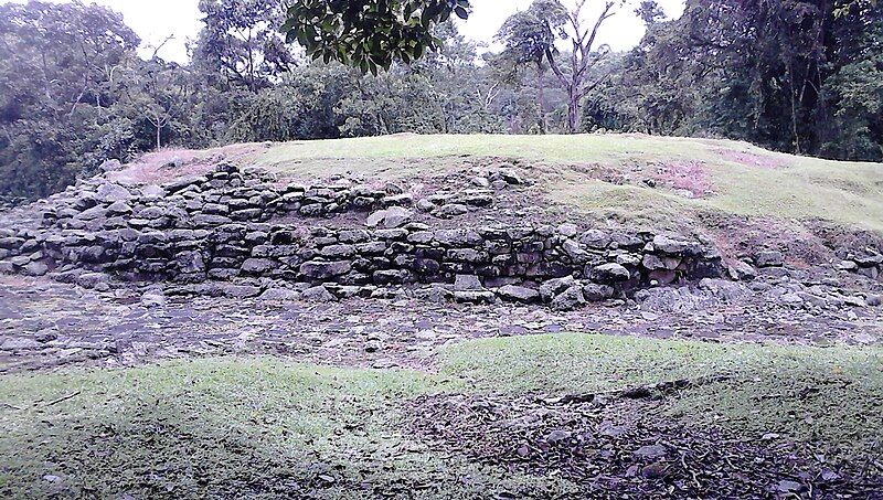 File:Montículo base (Guayabo).jpg