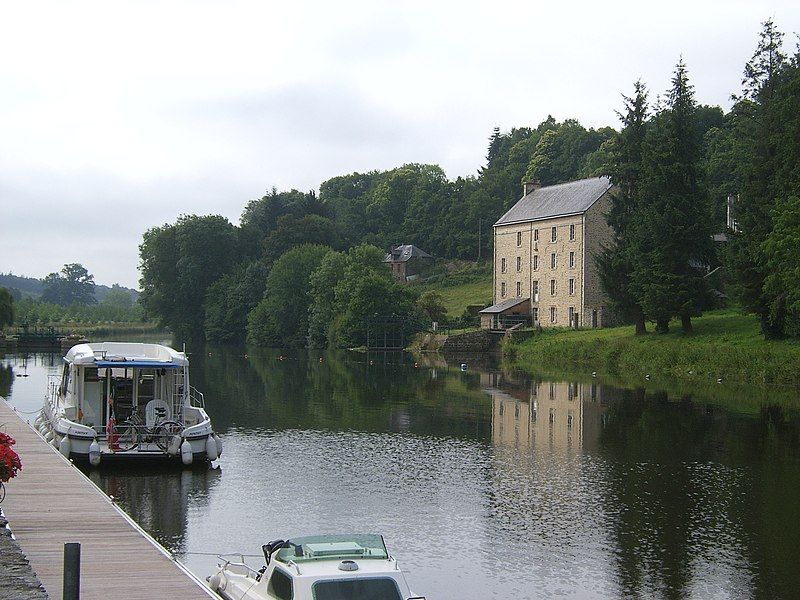 File:Oust à Josselin.jpg