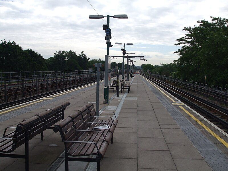 File:Perivale station eastbound.JPG