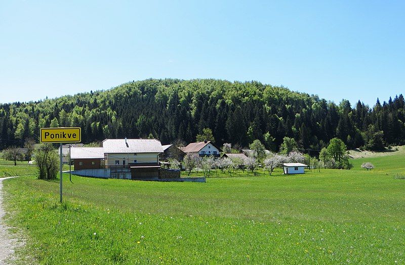 File:Ponikve Cerknica Slovenia.jpg