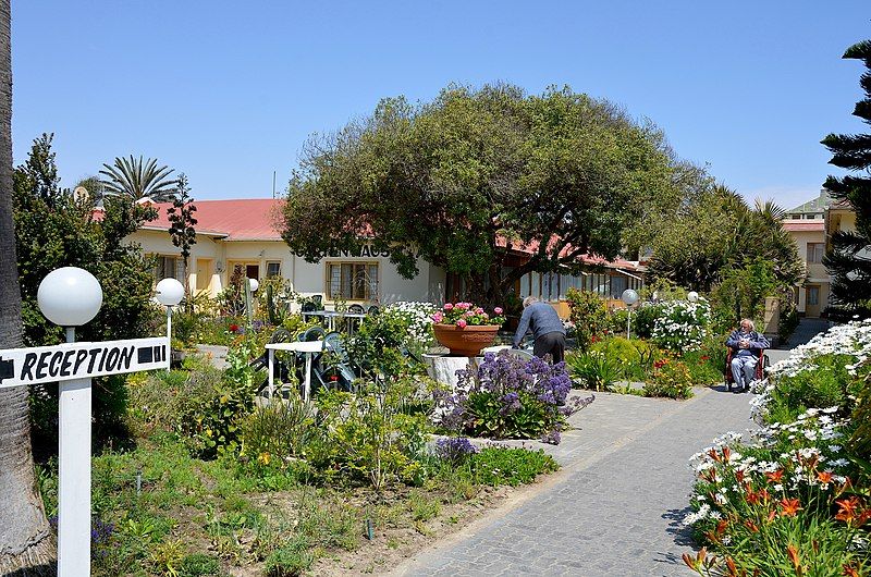 File:Prinzessin-Rupprecht-Heim, Swakopmund, Innenhof.jpg