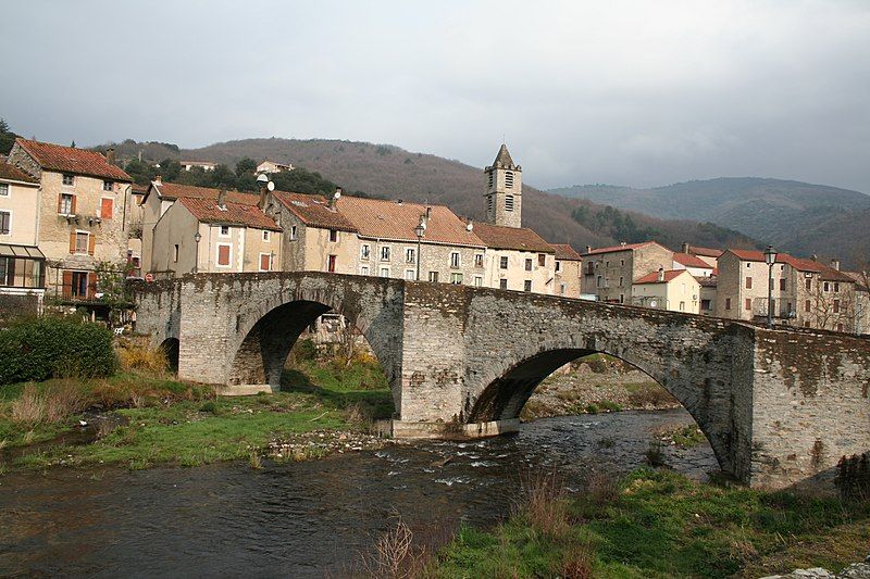 File:Riols pont vieux.JPG