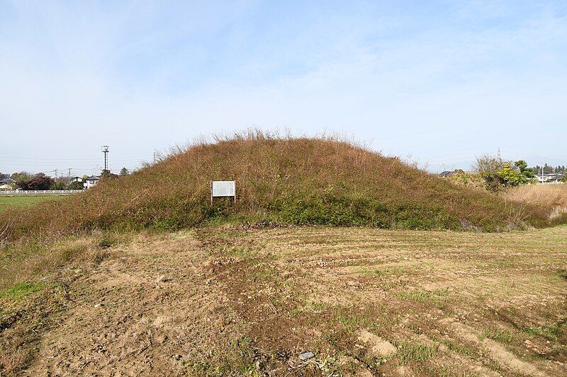 File:Tsuruyama Kofun, kouenbu.jpg