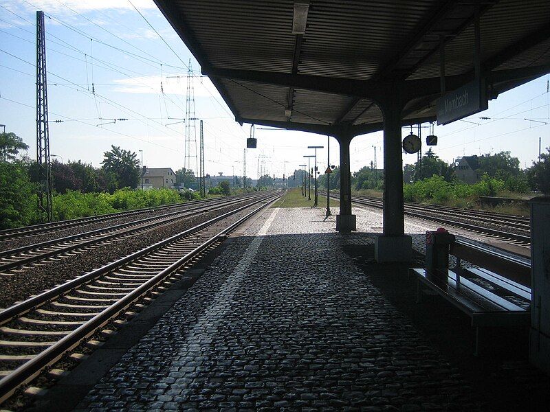 File:Bahnhof Mombach3.JPG