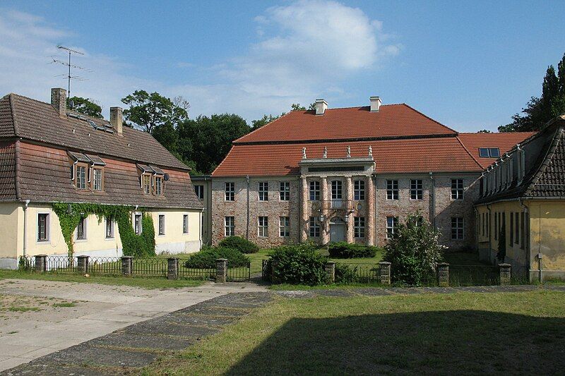 File:Dannenwalde manor.jpg