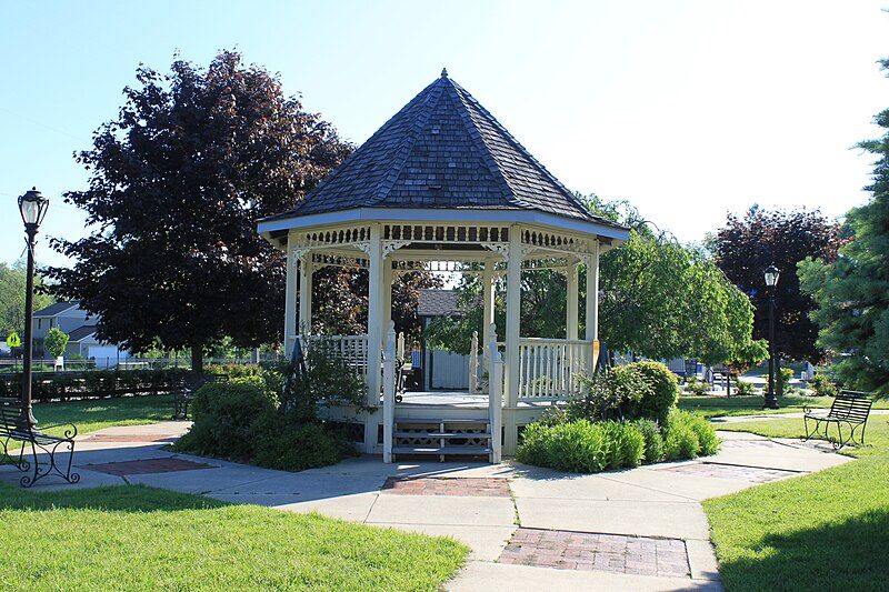 File:Grass Lake gazebo.JPG