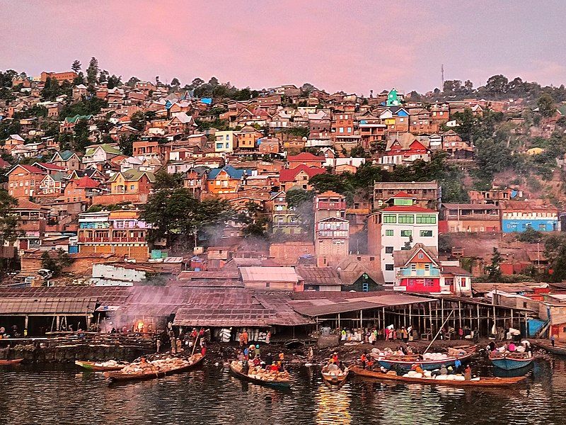 File:Houses in Bukavu.jpg