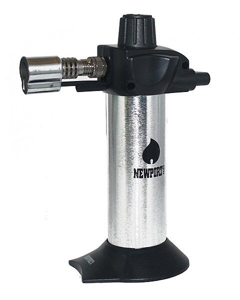 File:Newport-zero-mini-butane-torch-lighter-silver.jpg