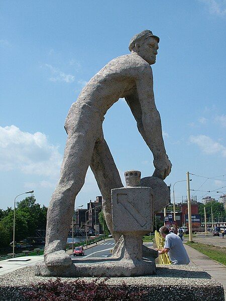 File:PolandSzczecinStationMonument.JPG