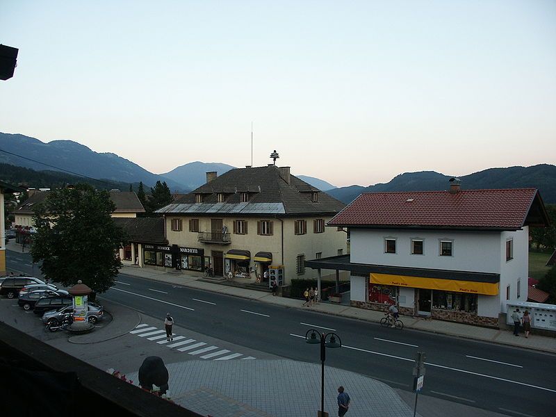 File:Seeboden Hauptstrasse.jpg