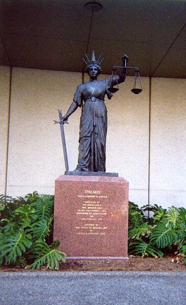 File:The-statue-of-Themis-outside-the-Queensland-Supreme-Court.jpg