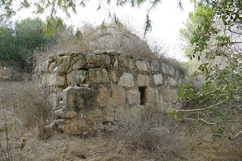 File:Beit-Guvrin-western-hill-220.jpg