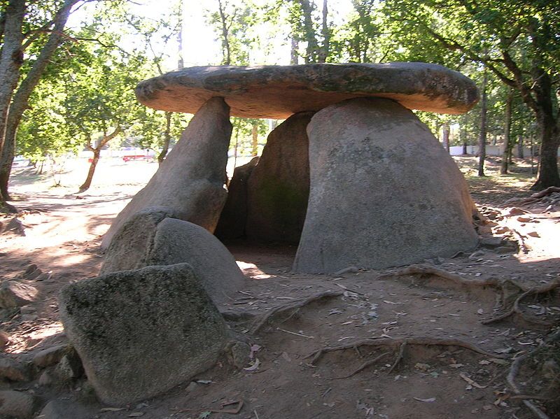 File:Dolmen axeitos.JPG