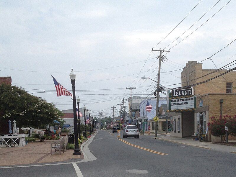 File:Downtown Chincoteague.jpg