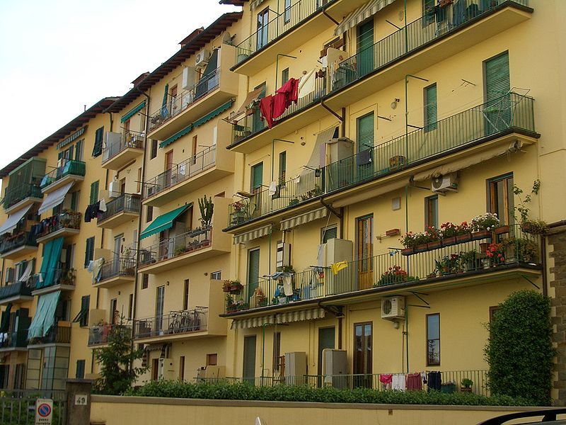 File:Firenze-apartment-building-0899.jpg