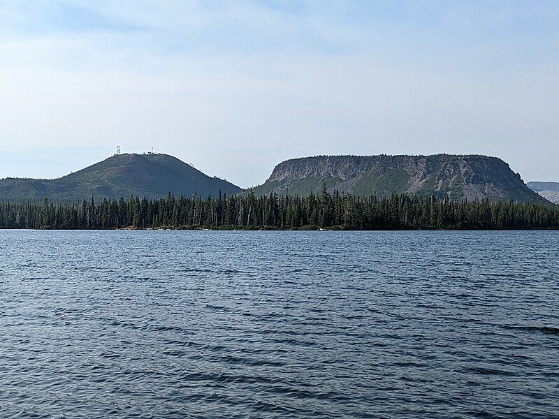 File:Hoodoo butte+Hayrick butte.jpg