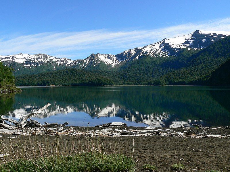 File:Lago Conguillio.jpg