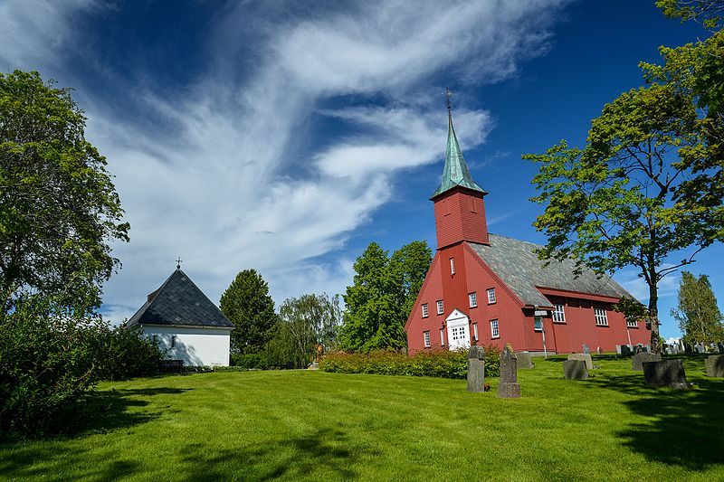 File:Leinstrand kirke Juni.jpg