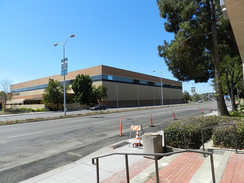 File:Mervyns headquarters Hayward.jpg