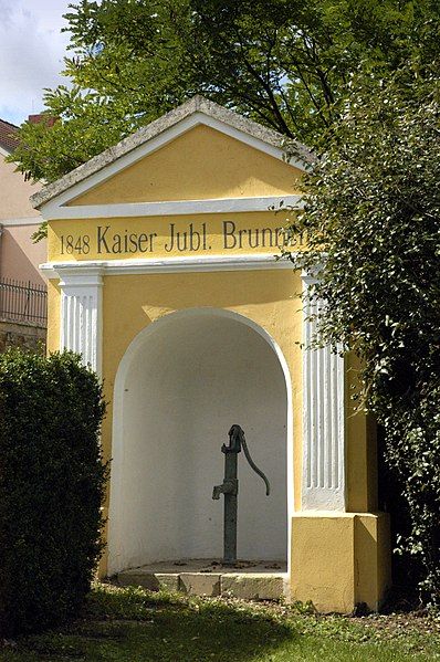 File:Straning Kaiser Jubiläumsbrunnen.jpg