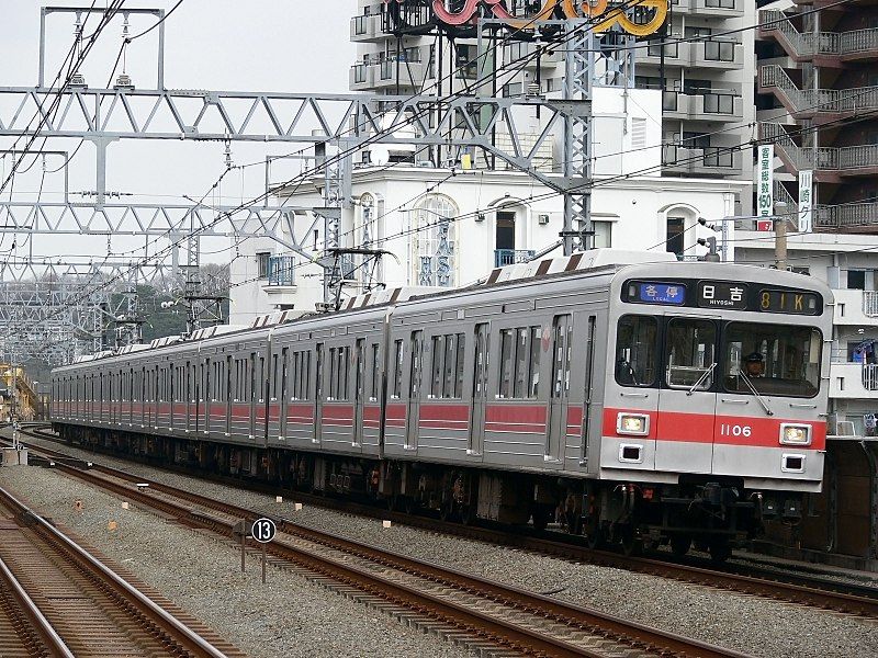 File:Tokyu1000 8cars.jpg