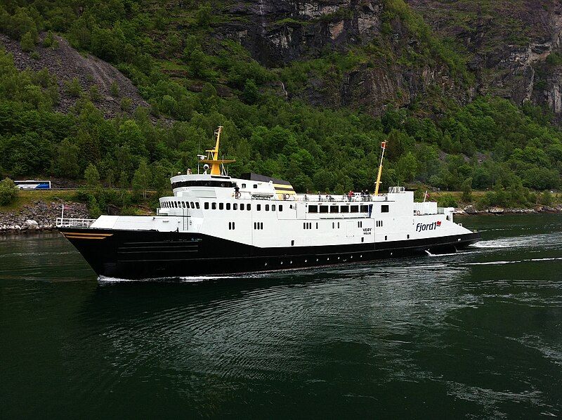 File:Veøy at Geiranger.jpg