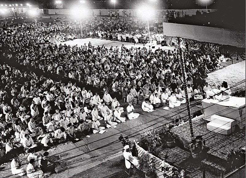 File:Audience1 ChinmayanandaJnanaYajnaSouthIndia.jpg