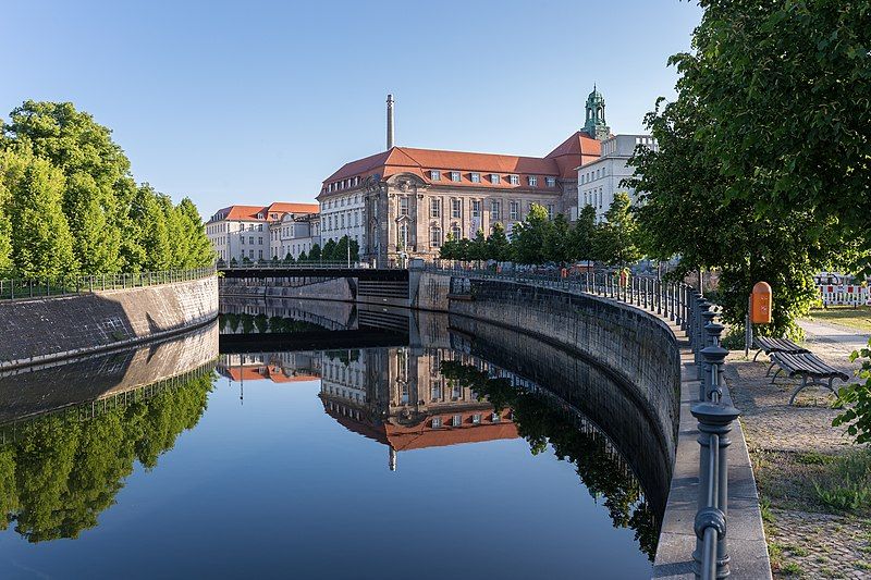 File:Berlin-Spandauer Schifffahrtskanal.jpg