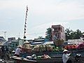 This is a "beo" pole – by looking at the pole, you can know what the boat is selling: pumpkins, onions, cassava, etc.