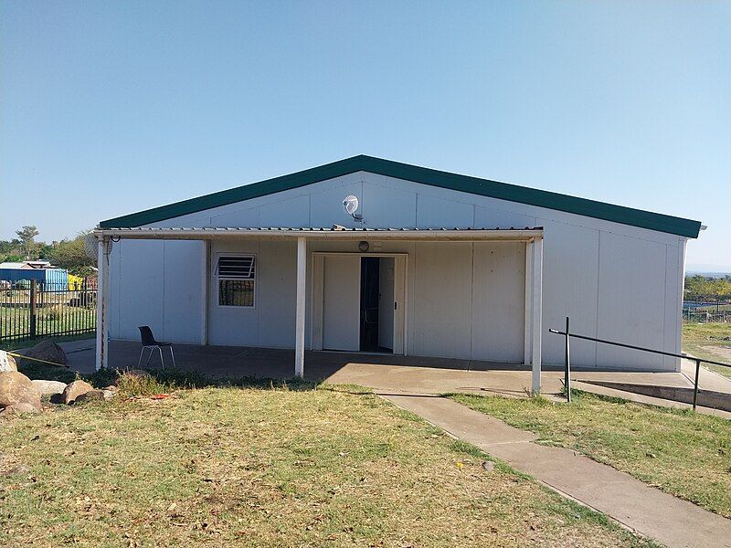 File:Oukasie Library building.jpg