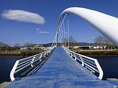 Pedestrian footbridge to access the island