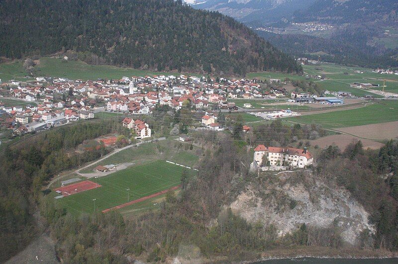 File:Rhäzüns Schloss.JPG