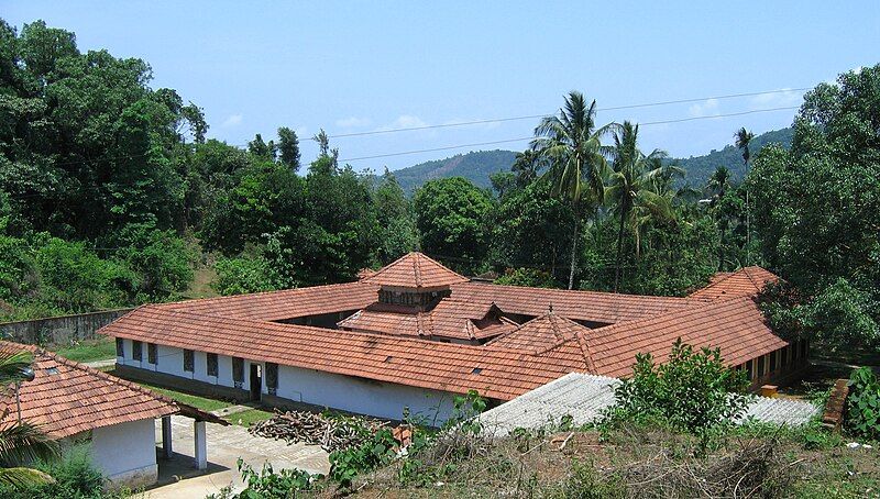 File:Thrissilery Siva Temple12.jpg